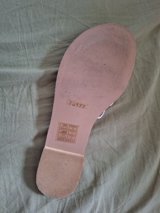 papuci de vara albi sau negri