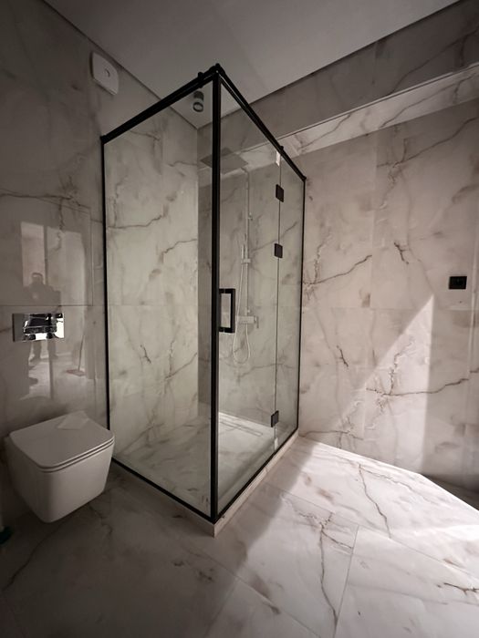 Установка душевых кабин и стеклянных ограждений и перила для лестницы