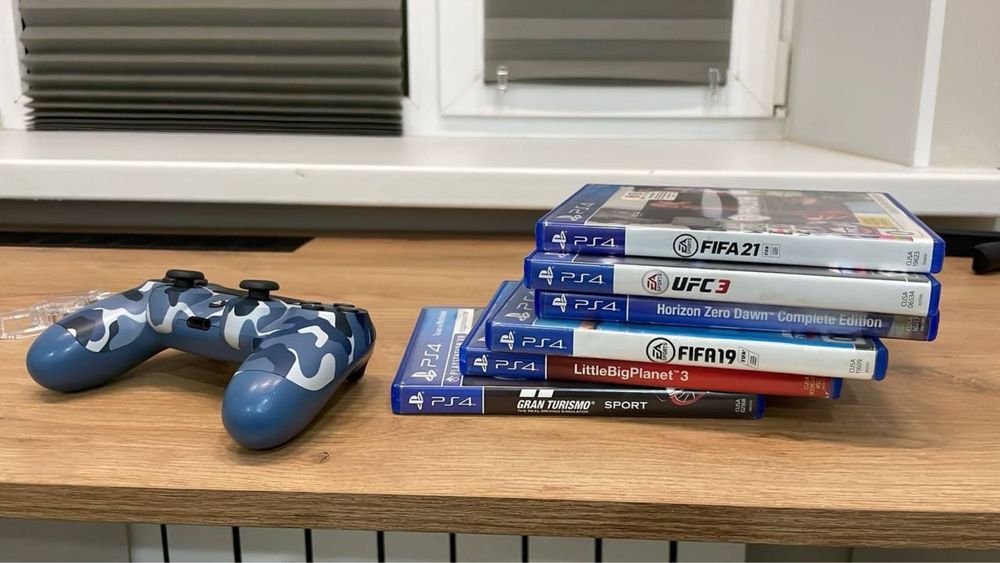 Продажа ps4 slim 1 tb и два джойстика + плюс игры