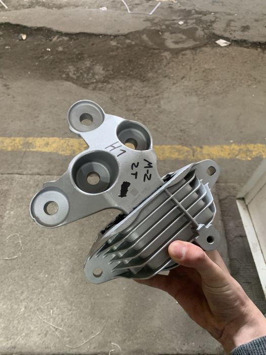 Подушка мотор и коробка Malibu2