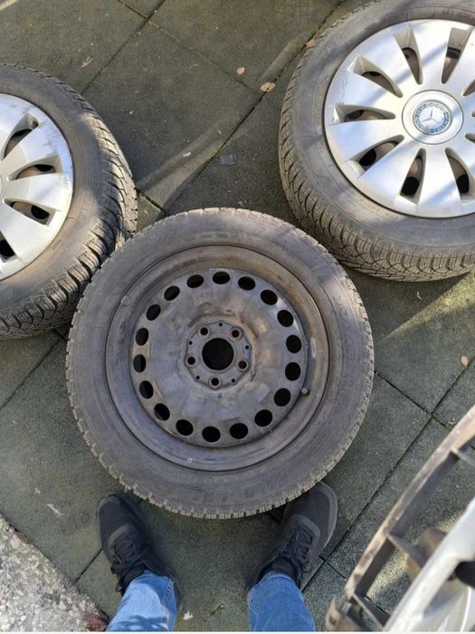 Джанти за Мерцедес с оригинални тасове и зимни гуми 205/55/16