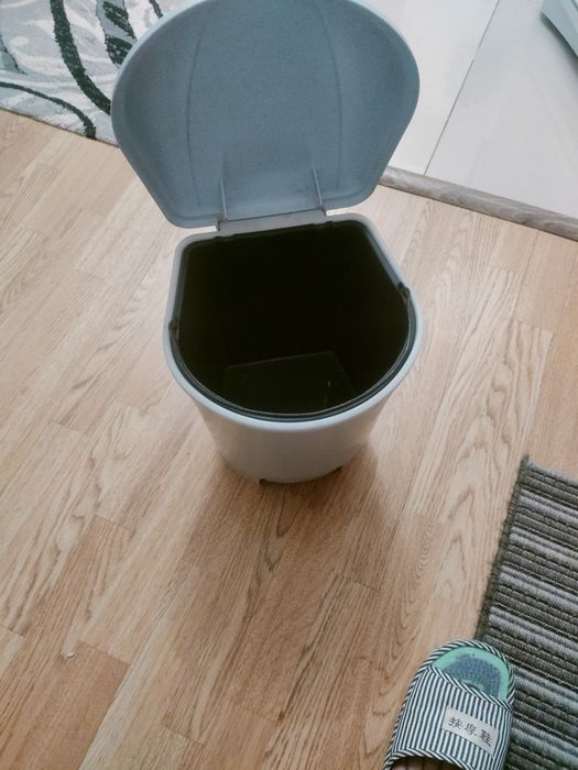 Пластиковое ведро для мусора