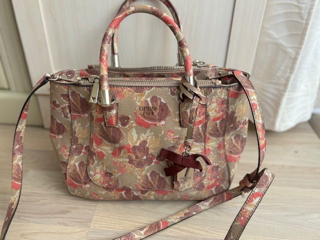 Guess чанта в отлично състояние