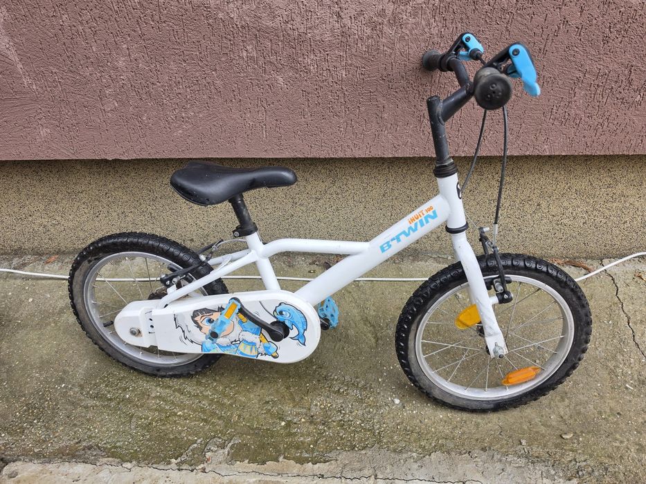2 biciclete de copii fata si baiat aproape noi