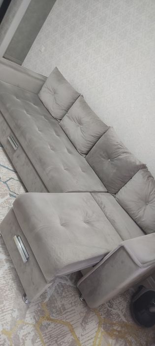 Продам диван почти новый в идеальном сост большой вместительный удоб.