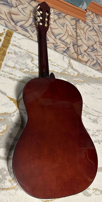 Продам 6 струнную гитару