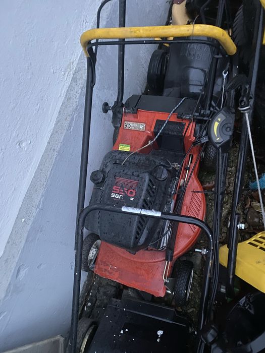 Vand masini de tuns iarba (la pachet)