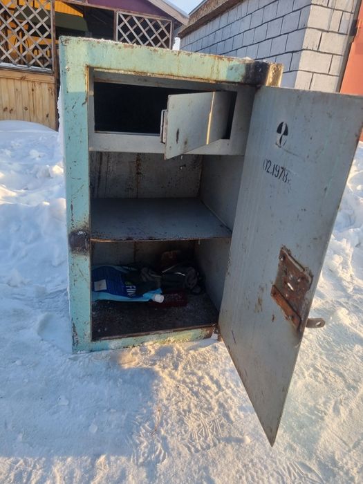 Продам сейф металлический