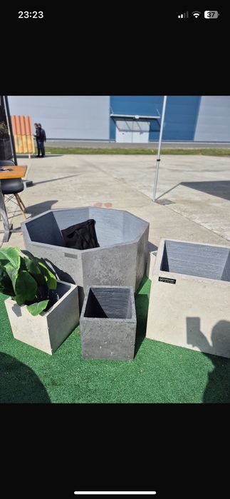 Cos gunoi și ghivece din beton