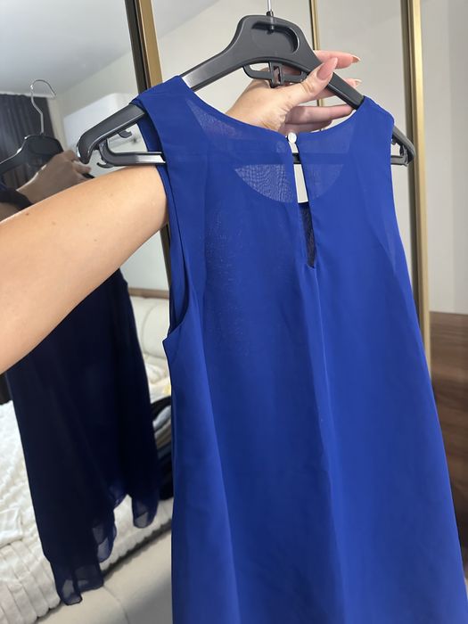 Топове и черна рокля с пера