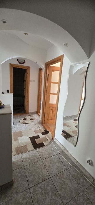 Vand apartament cu 3 camere, decomandat, str 13 decembrie
