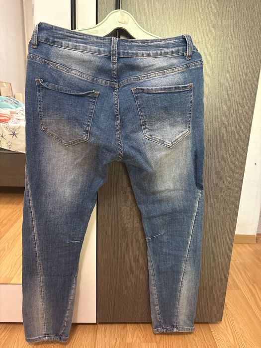 Разчупени сини дънки