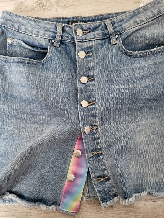 Fusta de blugi cu nasturi în față