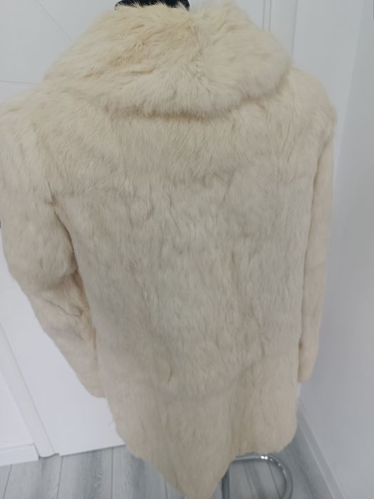 Haina de blana de iepure alb