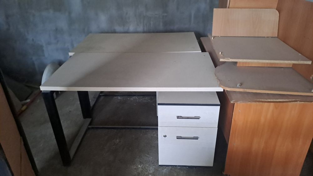 Tez va arzon stollarimiz sotiladi