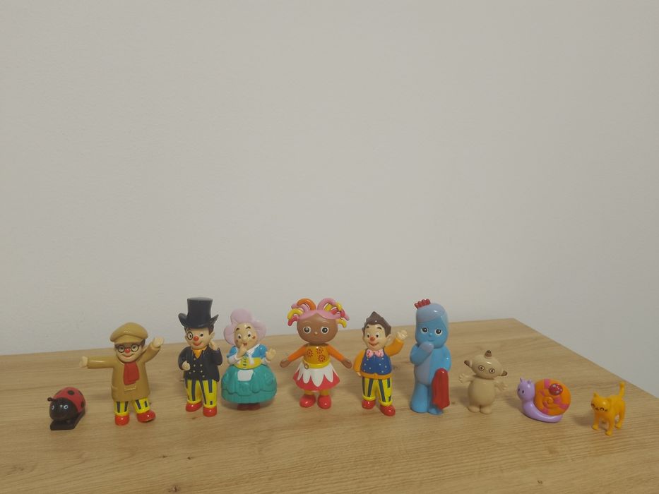 Vând lot jucării cu 10 figurine