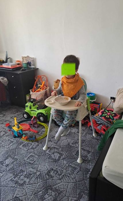 Scăunel de masă bebe