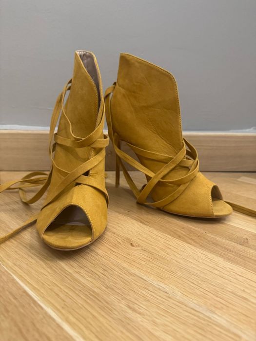 Sandale cu toc marimea 38 culoare mustar