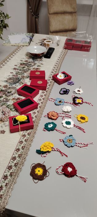 Broșă mărțișor croșetat