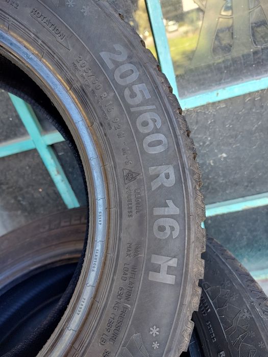 Продавам 2 зимни гуми 205/60/16 Semperit