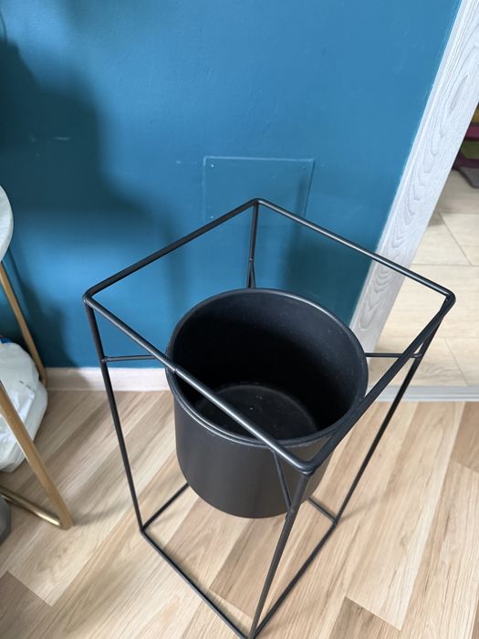 Suport pentru ghivece din metal negru de la Jysk in stare foarte buna
