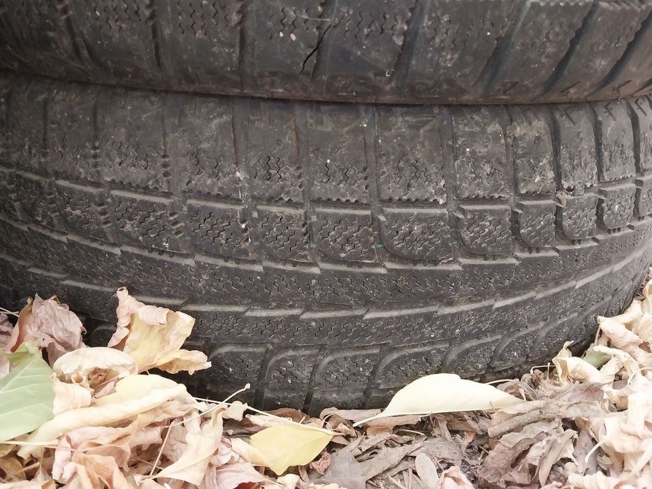 4 шины 235 60 R17. На сезон - два.