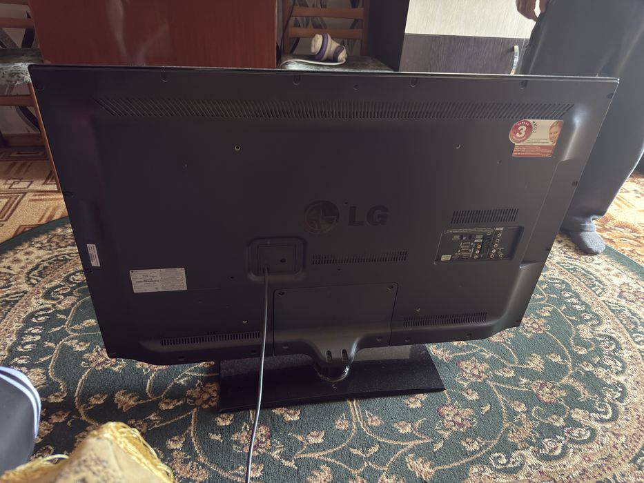 Телевизор LG в хорошем состоянии.