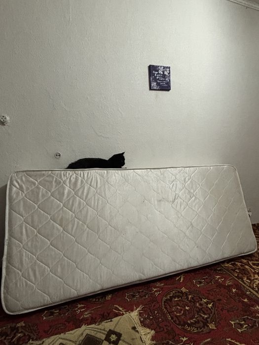 Продам матрас односпальнфй