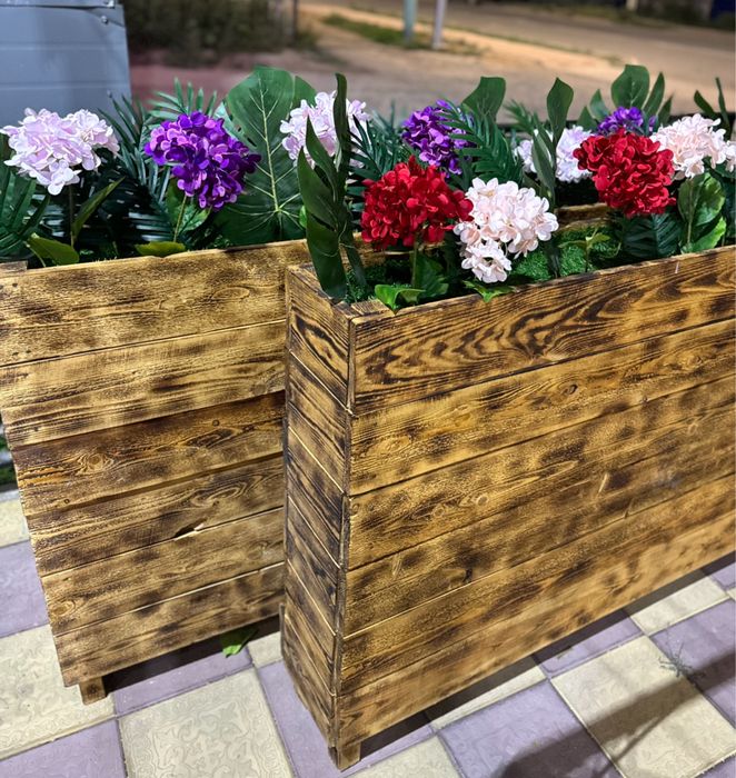 Деревянный ящик с искусственными цветами