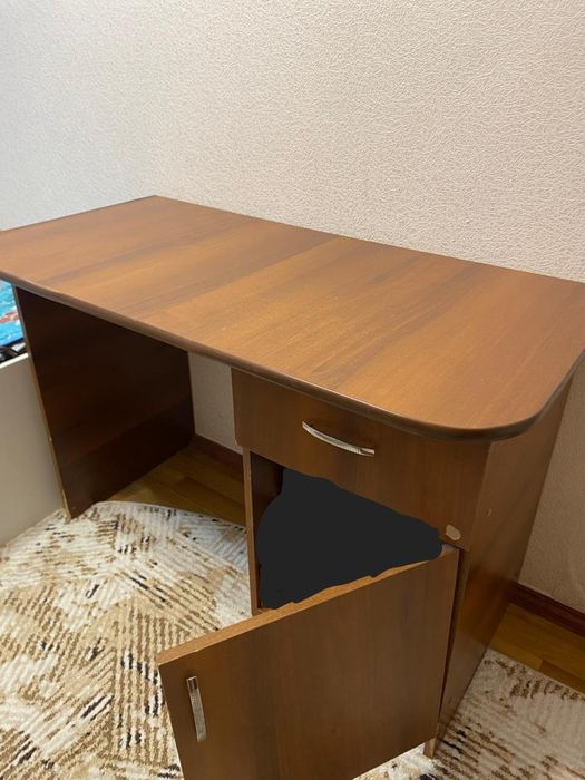 Стол письменный.