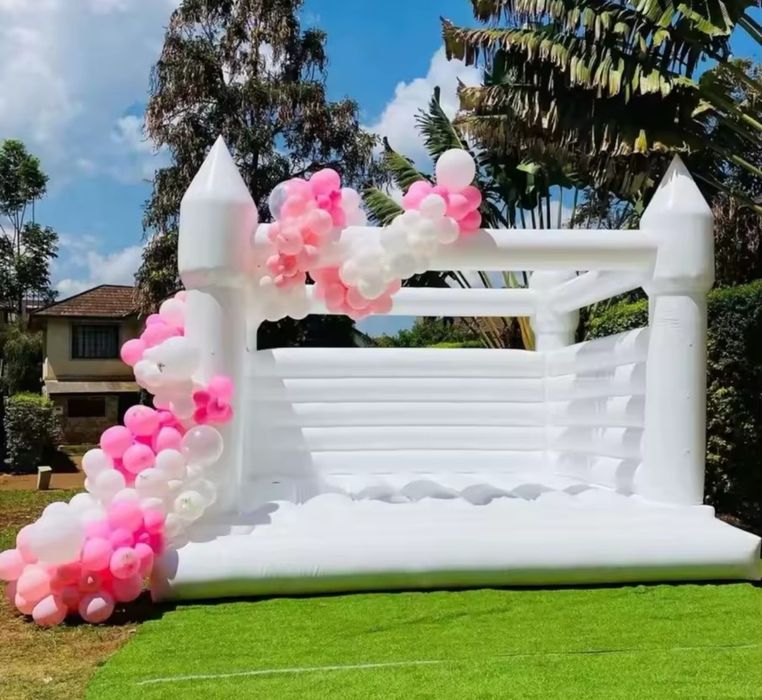 Vand Castel Gonflabil Alb 4x4.5 m