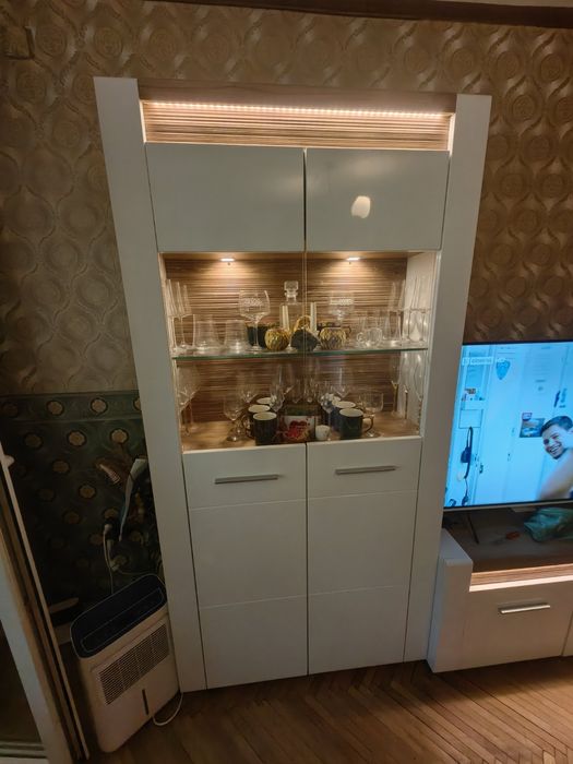 Висока витрина с led