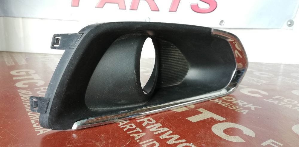 Дясна маска за халоген Suzuki SX4 S-cross 2013-2016