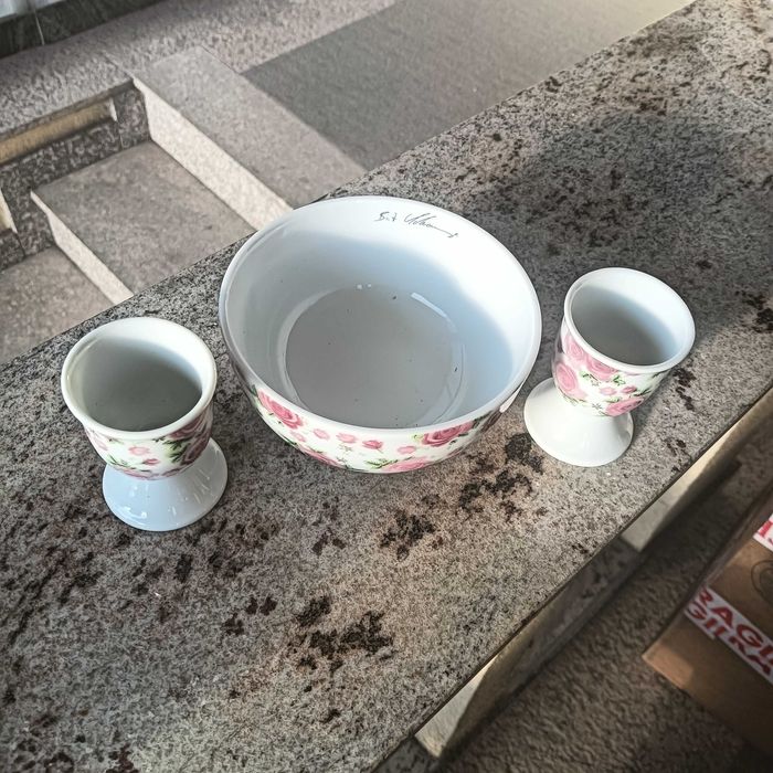 Castronas din portelan si 2 suporti pt oua pentru mic dejun