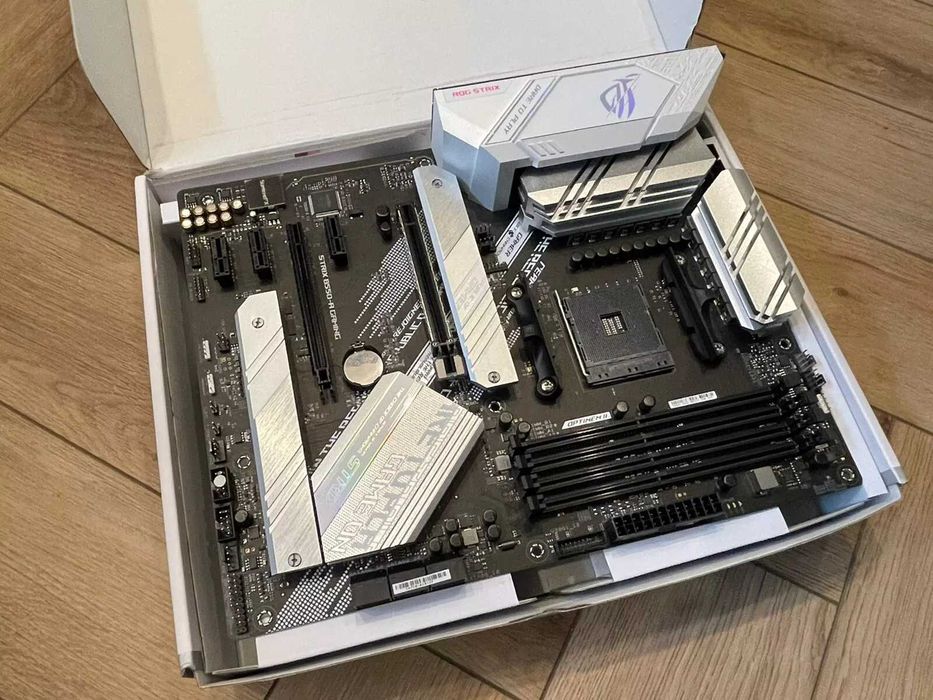 ASUS ROG STRIX B550-A GAMING +Ryzen 5 5600, шестядрен 3.5/4.4GHz АМ4