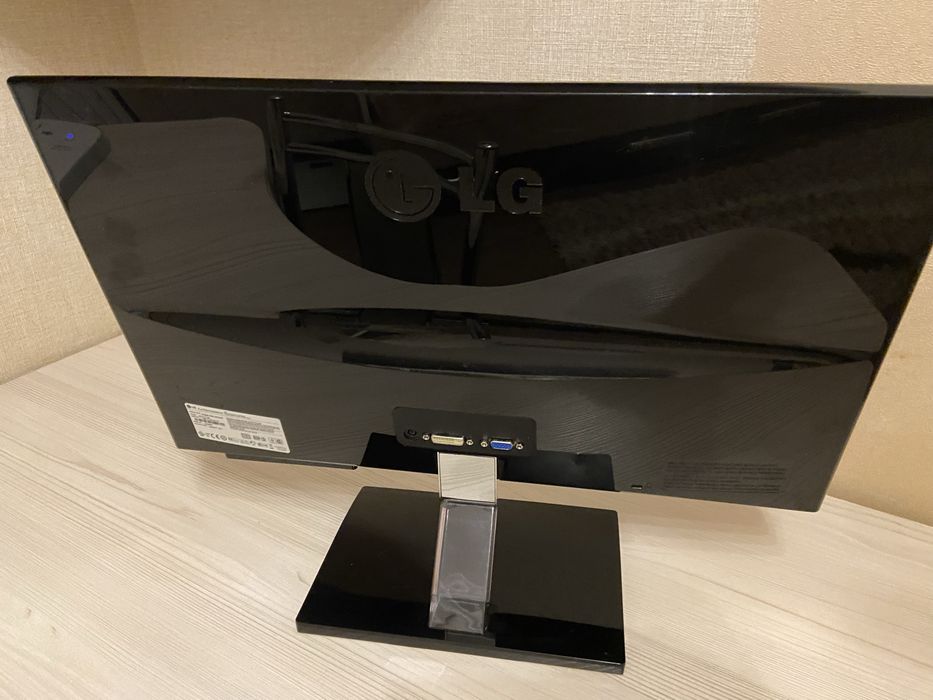 Монитор LG 21.5" Flatron E2260S