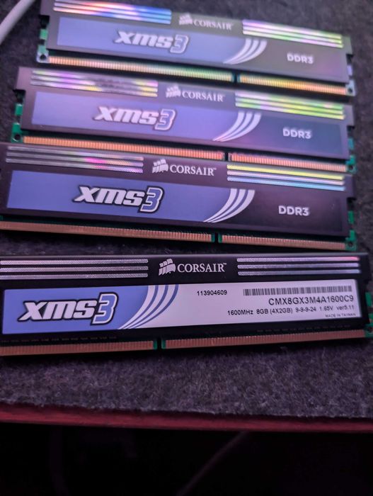 Vând 4 module Corsair XMS3 DDR3 8GB 1600MHz (4GBx2) CL9 - Funcționează perfect