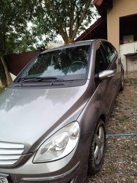 Vând Mercedes B 200