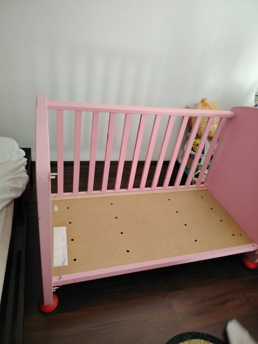 Pătuț bebe roz de lemn