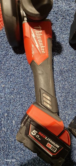 Milwaukee polizor pe acumulator