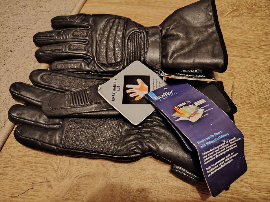 Mănuși moto cu protecții și membrană!