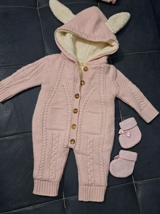 Комбинезон до 6 месяцев очень тёплый.