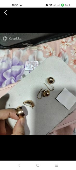 Продам два разные сережки