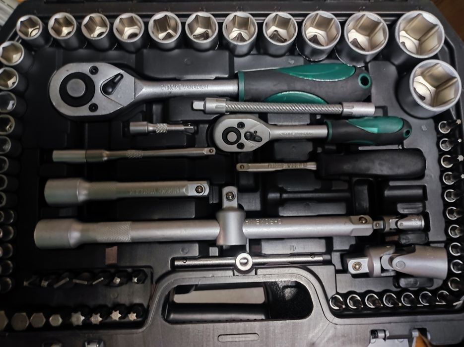 Продам набор инструментов 82 , 94 предметов