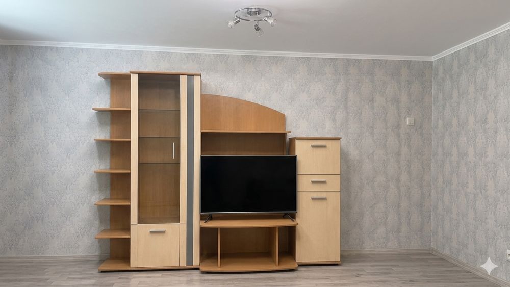 Заглавие: Продавам изключително функционална и запазена холна секция с вградено осветление и издърпващ се ТВ механизъм