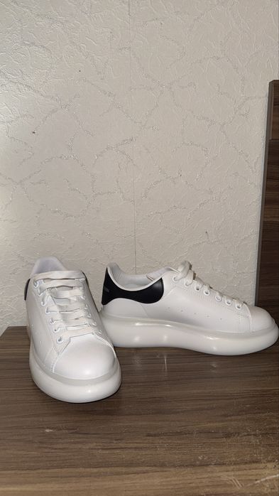 Alexander MCQUEEN бели с черно