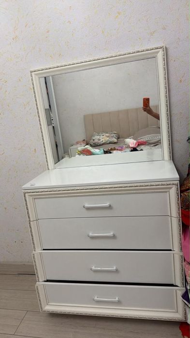 Продам комод с зеркалом