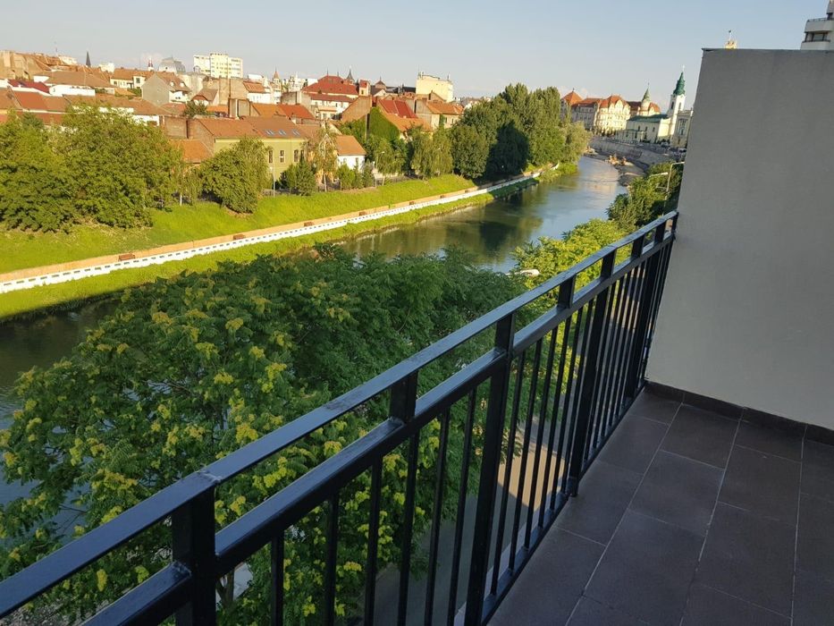 Închiriez apartament penthouse în zona centrala