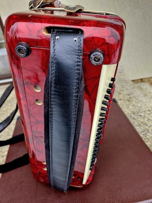 Vând acordeon Parrot cu 80  basi