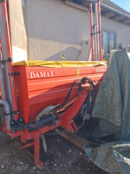 Utilaj de imprastiat azotat pe randuri . Stare f buna .